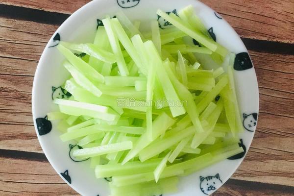 凉拌莴苣的做法图解2