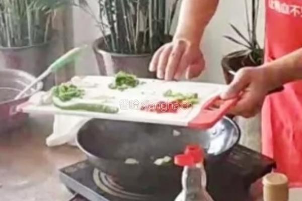 酸辣鸭血的做法图解1