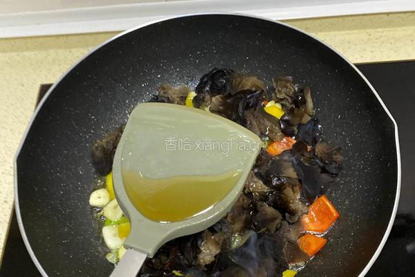 木耳炒山药彩椒的做法图解5