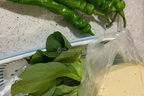 白菜炒豆腐的做法图解1