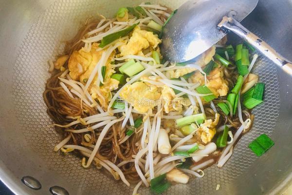 绿豆芽粉条蒜苗炒鸡蛋的做法图解8