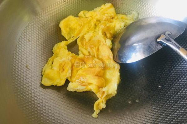 绿豆芽粉条蒜苗炒鸡蛋的做法图解3