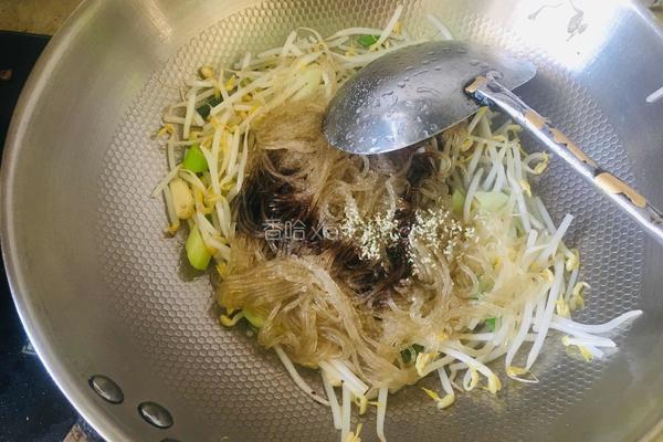 绿豆芽粉条蒜苗炒鸡蛋的做法图解5