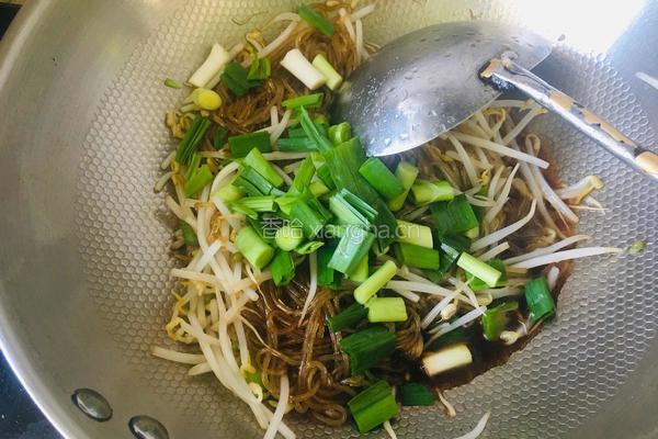 绿豆芽粉条蒜苗炒鸡蛋的做法图解6