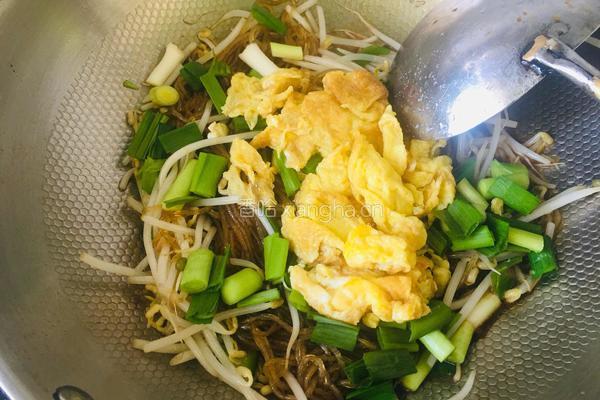 绿豆芽粉条蒜苗炒鸡蛋的做法图解7