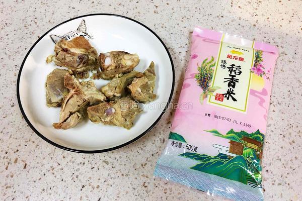 杏鲍菇排骨焖饭的做法图解1