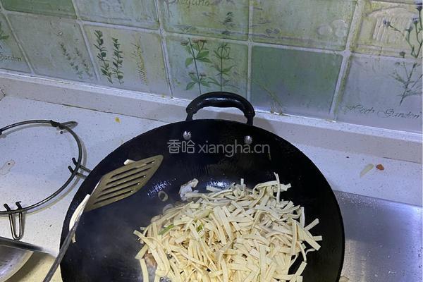 芫荽炒豆腐皮的做法图解5