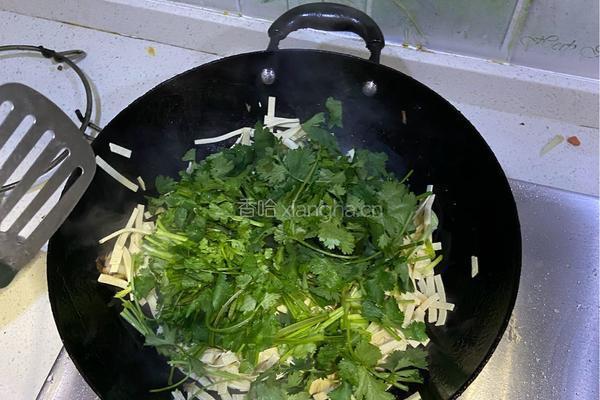 芫荽炒豆腐皮的做法图解6