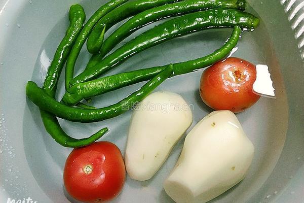 土豆炒腊肉的做法图解1