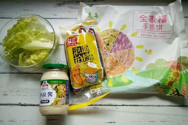 火腿肠手抓饼卷的做法图解1