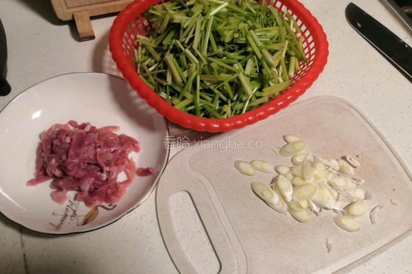 芹菜炒肉的做法图解1