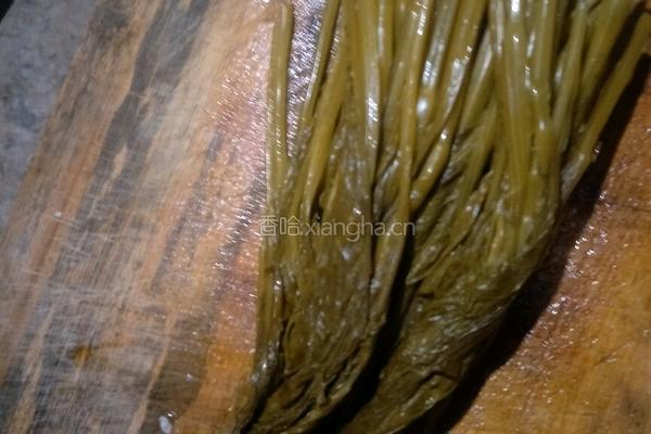 酸菜炒肉的做法图解1