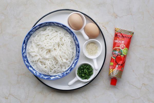 面条鸡蛋饼的做法图解1
