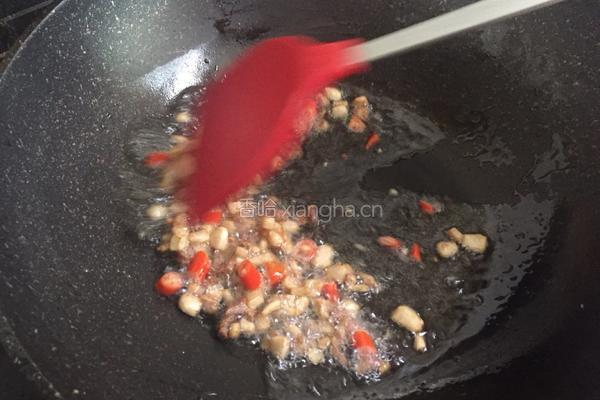 酸菜肉丁的做法图解2