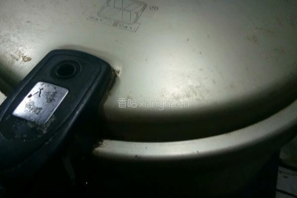 冰糖雪梨银耳红枣枸杞木耳羹的做法图解4
