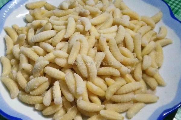 油炸蜂蛹的做法图解4