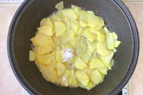 土豆片炒韭菜的做法图解8
