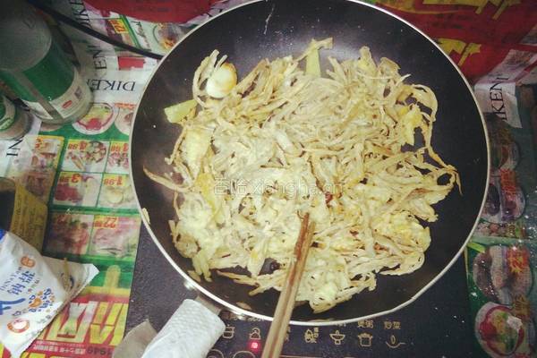 胡萝卜伴笋干的做法图解7