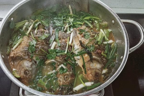 焖洞庭湖野生鲫鱼的做法图解9