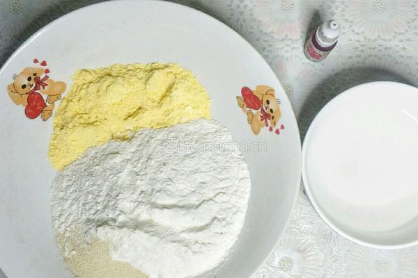 蒸蒸日上金鱼馒头的做法图解1