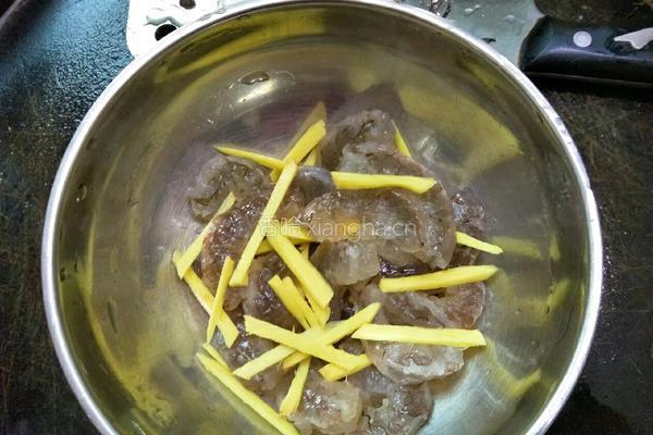 红萝卜虾肉肠的做法图解3