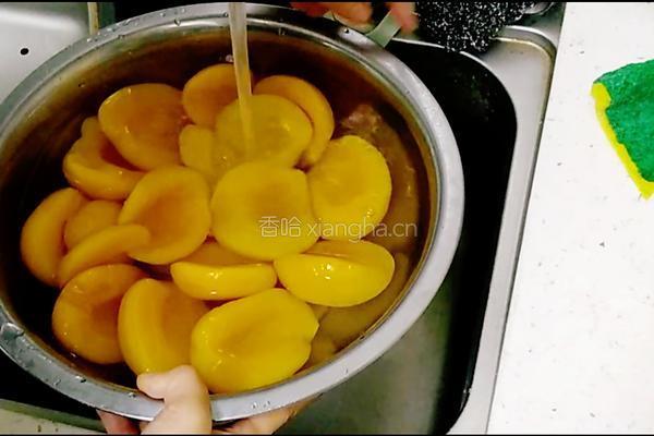 滴水不加的黄桃罐头的做法图解1