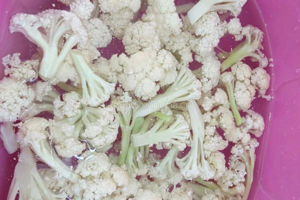 猪肉炒菜花的做法图解1