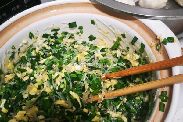 韭菜鸡蛋粉条饼的做法图解2