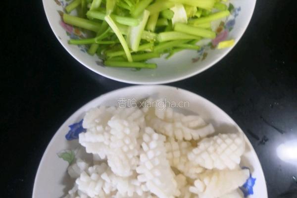鱿鱼炒芹菜的做法图解1