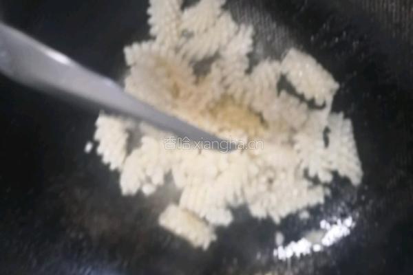 鱿鱼炒芹菜的做法图解2
