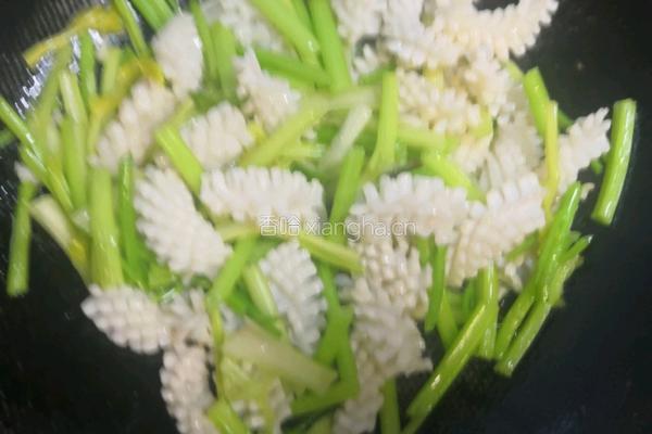 鱿鱼炒芹菜的做法图解4