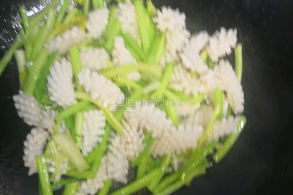 鱿鱼炒芹菜的做法图解5