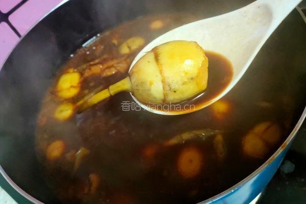 酱蹄汤烧茨菇酱蛋百叶结的做法图解5