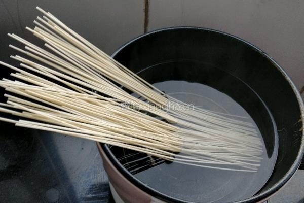 鲜虾青菜面的做法图解1