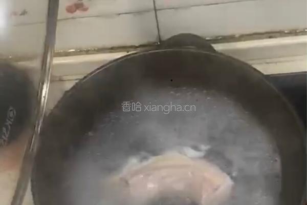 蒜苗回锅肉的做法图解1