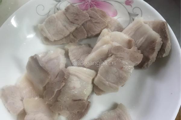 蒜苗回锅肉的做法图解2