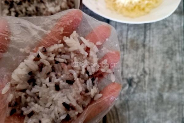 芝士肉松饭团的做法图解5
