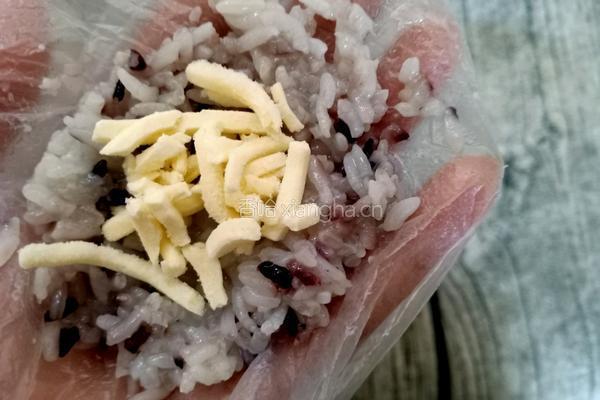 芝士肉松饭团的做法图解6