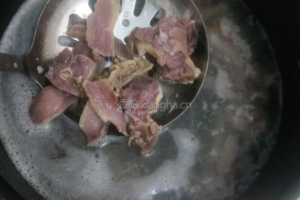 辣椒炒腊鸭腿的做法图解1