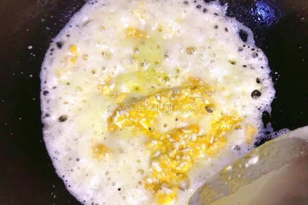 咸鸭蛋黄炒青虾的做法图解4