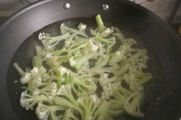 家常炒花菜的做法图解2