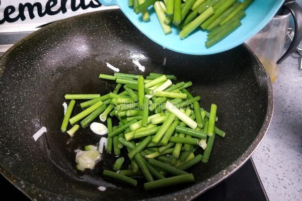 蒜苔炒熟肉的做法图解2