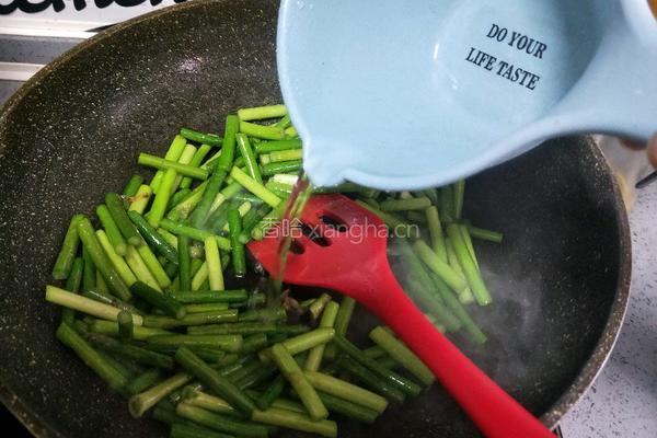 蒜苔炒熟肉的做法图解5