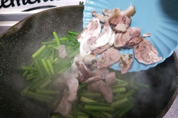 蒜苔炒熟肉的做法图解7