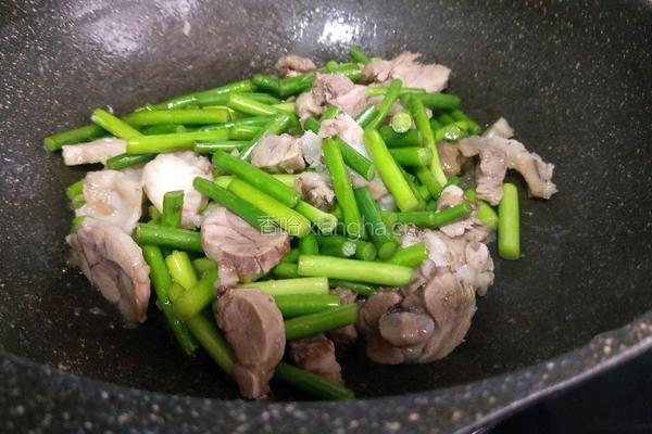 蒜苔炒熟肉的做法图解8