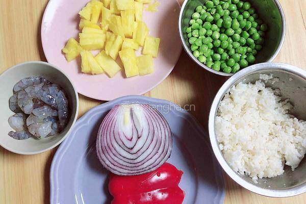 菠萝虾仁炒饭的做法图解3