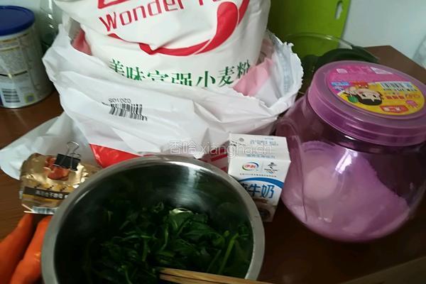胡萝卜菠菜双色馒头的做法图解1