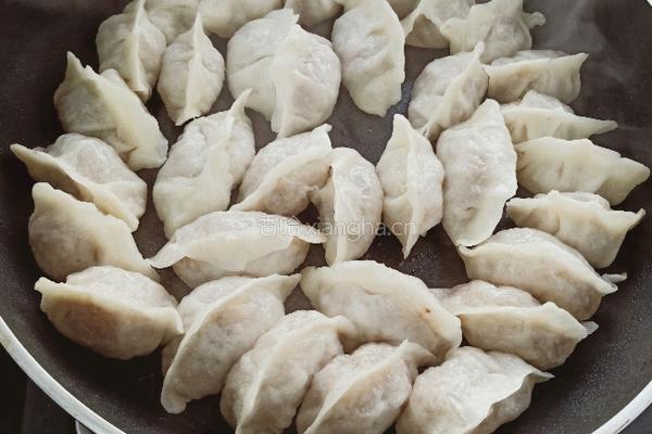 猪肉红薯粉丝水煎饺的做法图解8