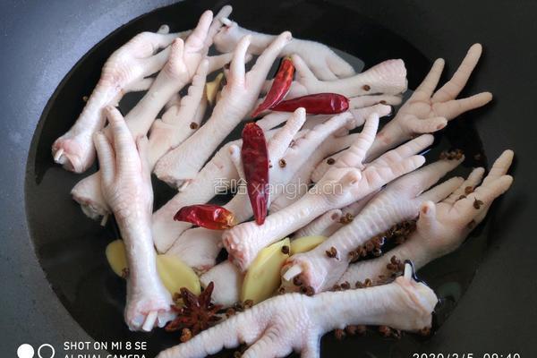 鲍汁花菇焖凤爪的做法图解3
