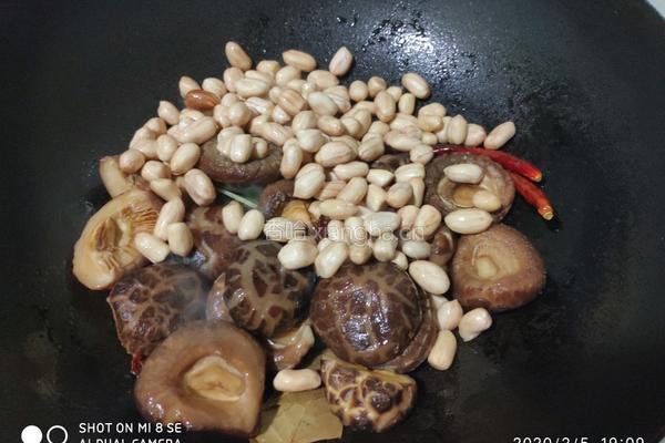 鲍汁花菇焖凤爪的做法图解6